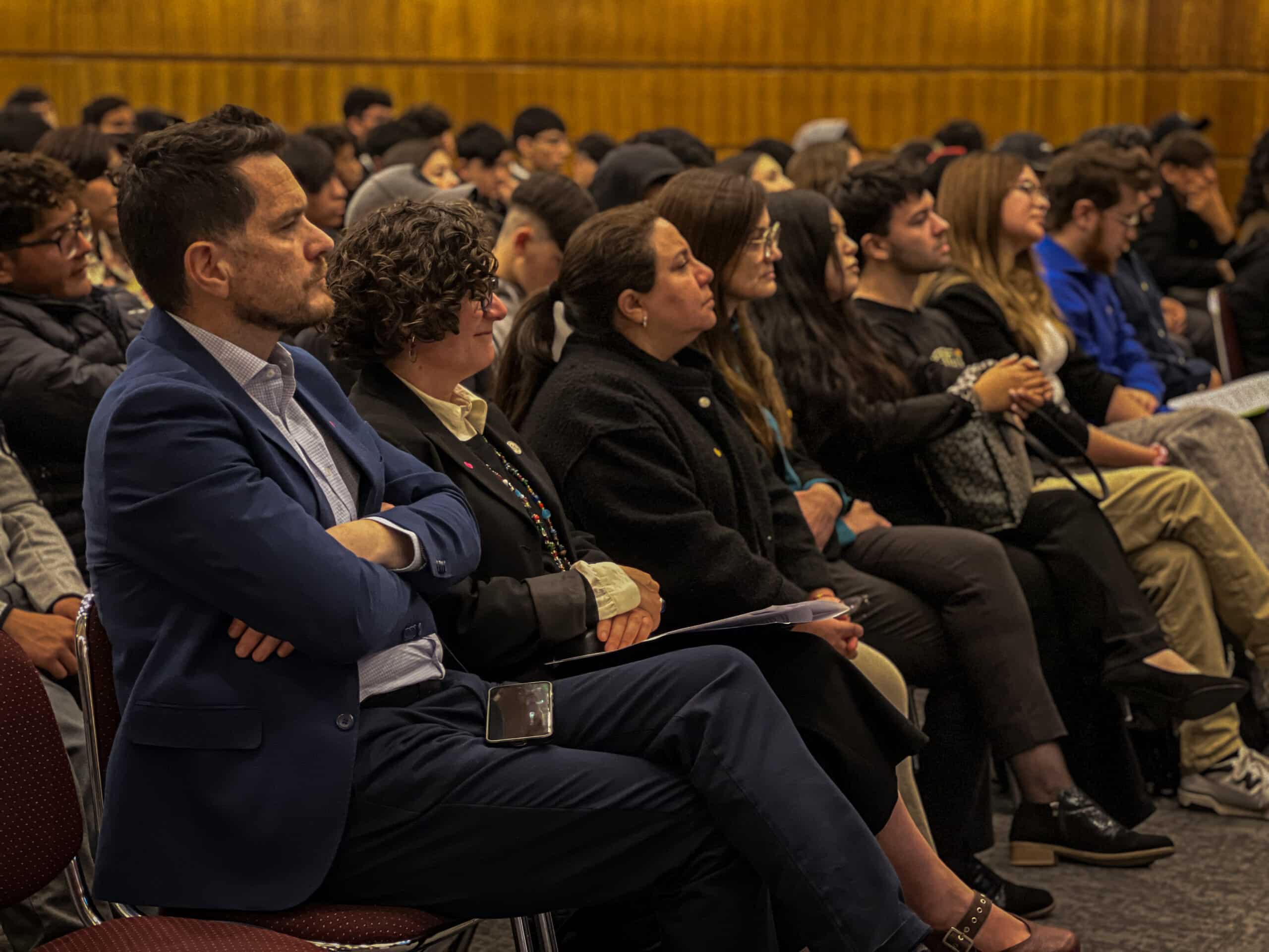 ¿𝗖𝗼́𝗺𝗼 𝗳𝗼𝗿𝘁𝗮𝗹𝗲𝗰𝗲𝗿 𝗹𝗮 𝘀𝗮𝗹𝘂𝗱 𝗺𝗲𝗻𝘁𝗮𝗹 𝗱𝗲 𝗹𝗮𝘀 𝘆 𝗹𝗼𝘀 𝗷𝗼́𝘃𝗲𝗻𝗲𝘀 𝗱𝗲𝘀𝗱𝗲 𝗹𝗮𝘀 𝗰𝗼𝗺𝘂𝗻𝗶𝗱𝗮𝗱𝗲𝘀 𝗲𝗱𝘂𝗰𝗮𝘁𝗶𝘃𝗮𝘀?⁣